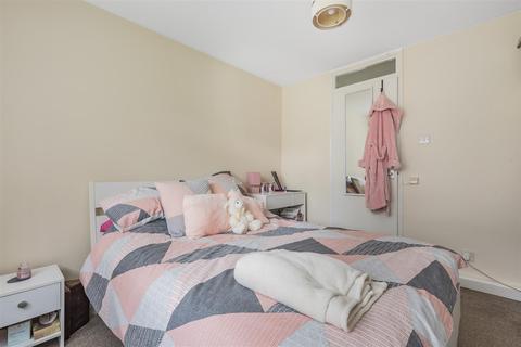 Flat 5, Vanborough Court Wellesley Road, Sutton, SM2 5BW