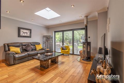 140 Dock Road, Grays, RM17 6HD