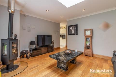 140 Dock Road, Grays, RM17 6HD