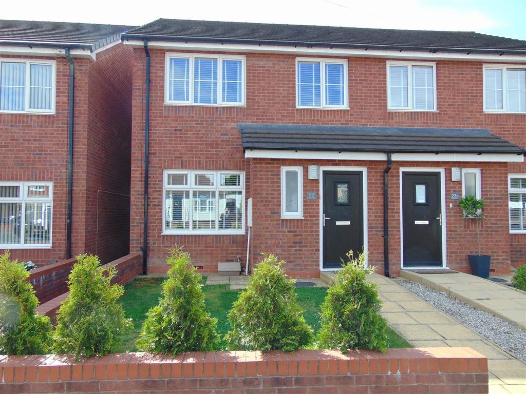 Lichfield Road, Shelfield 3 bed semidetached house £850 pcm (£196 pw)