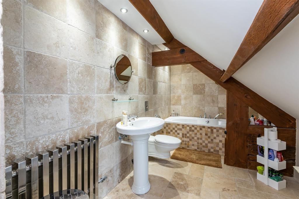 Guest en suite bathroom