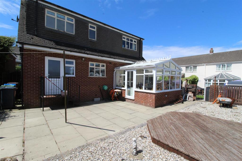 Ashfield Park Drive, Standish, Wigan. WN6 0EE 4 bed detached house £