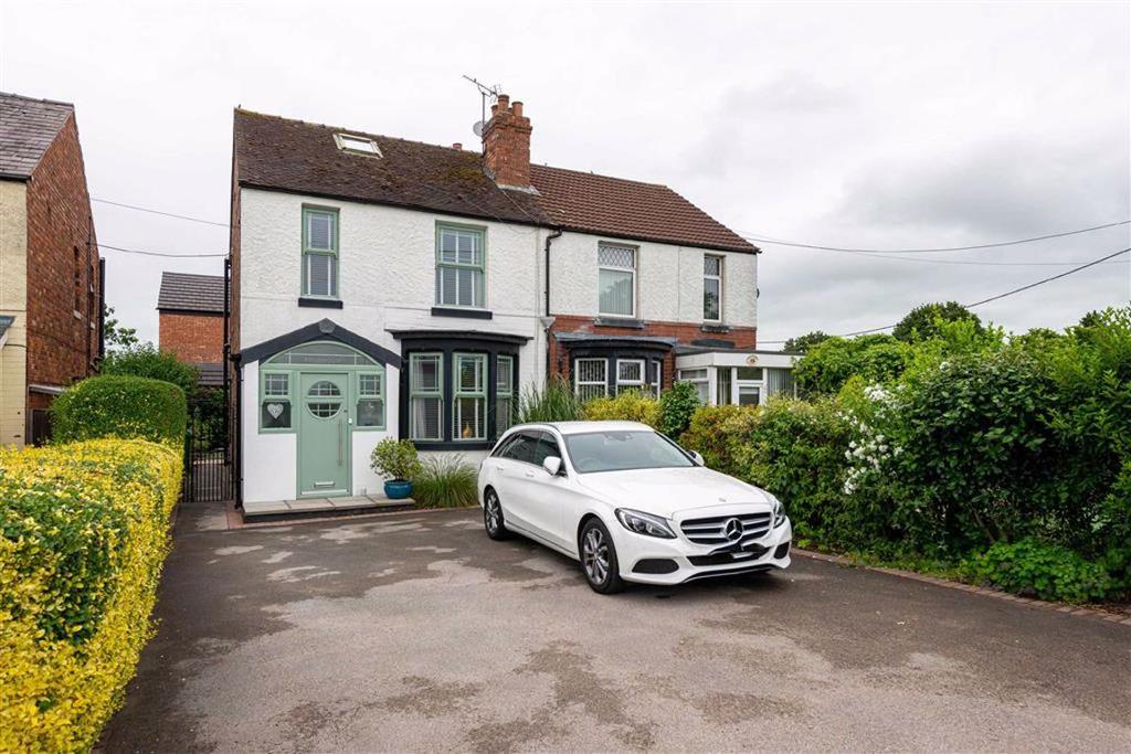 Middlewich Road, Wistaston Nantwich, Cheshire 3 bed semidetached house