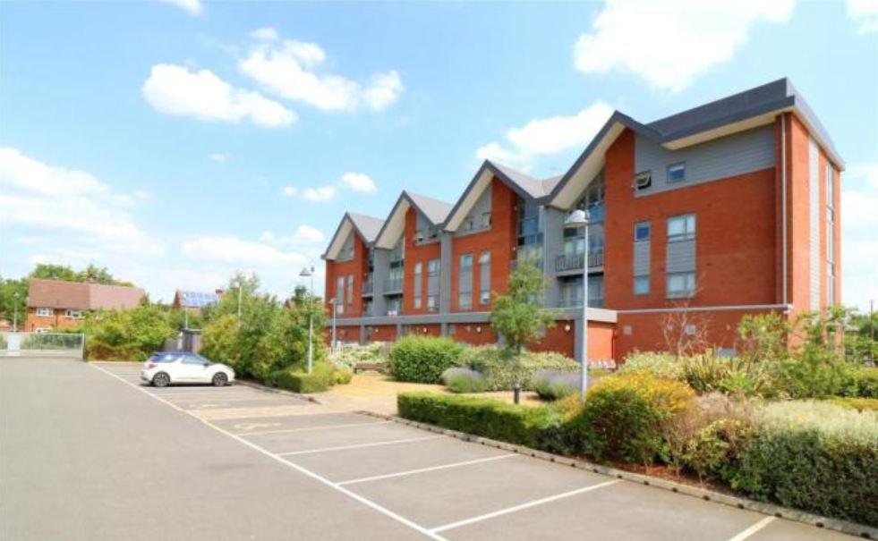 School Mead, Abbots Langley... 2 bed flat £1,200 pcm (£277 pw)