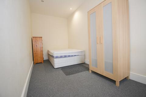 2 bedroom flat to rent, Northfield Avenue, London, W13