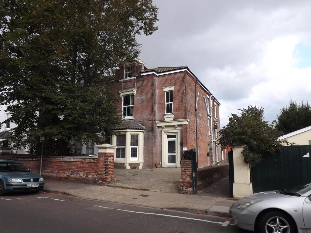 St Andrews Road, Southsea, Hampshire, PO5 2 bed apartment £850 pcm (£