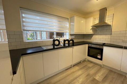 2 bedroom flat to rent, Lambs Close,, Cuffley