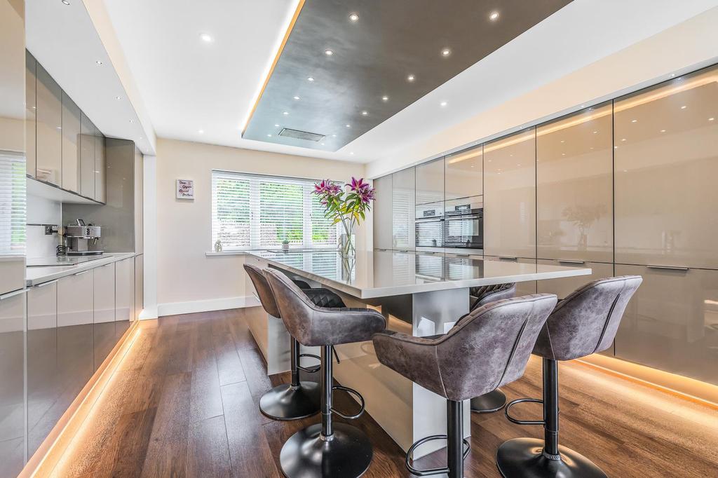 Kitchen and Breakfast Bar