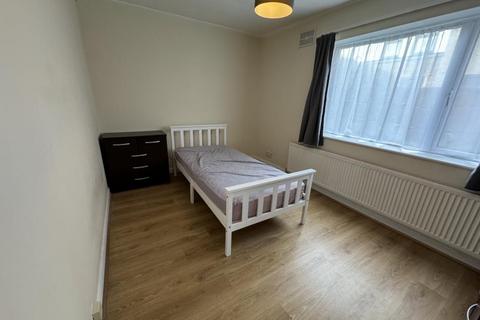 2 bedroom flat to rent, BALLARDS LANE, NORTH FINCHLEY, N12