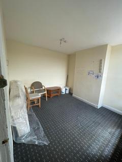 3 bedroom flat to rent, Stockport Road, M19