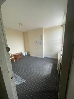 3 bedroom flat to rent, Stockport Road, M19