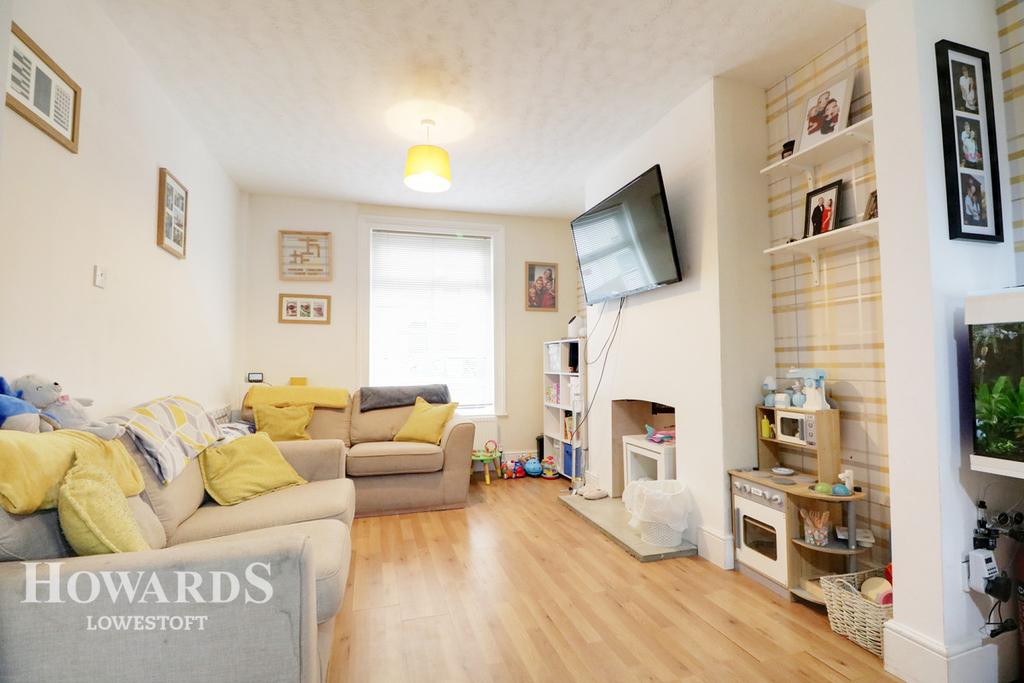 Lorne Road, Lowestoft 2 bed terraced house £130,000