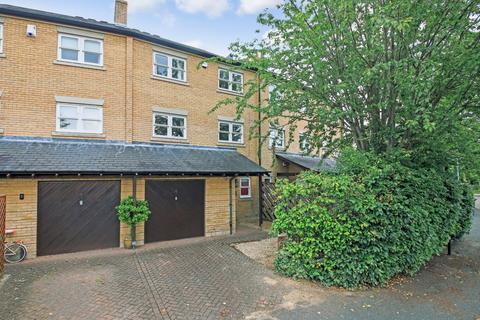 3 bedroom terraced house to rent, The Crescent, Cambridge