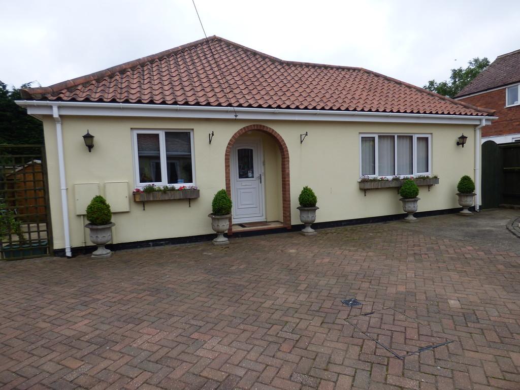 High Holme Road, Louth LN11 0HE 3 bed detached bungalow £995 pcm (£