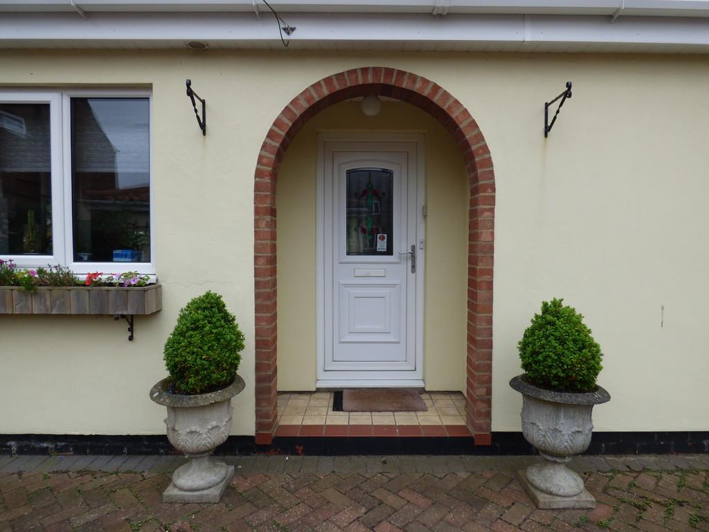High Holme Road, Louth LN11 0HE 3 bed detached bungalow £995 pcm (£