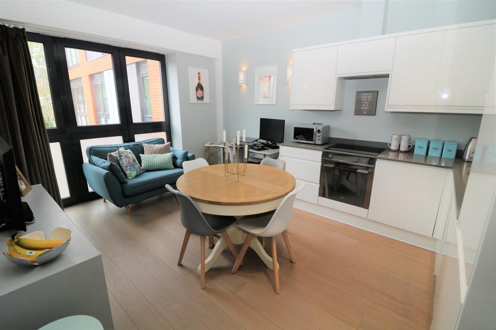 Vista House, Lincoln Road, Dorking 2 bed apartment to rent £1,150 pcm