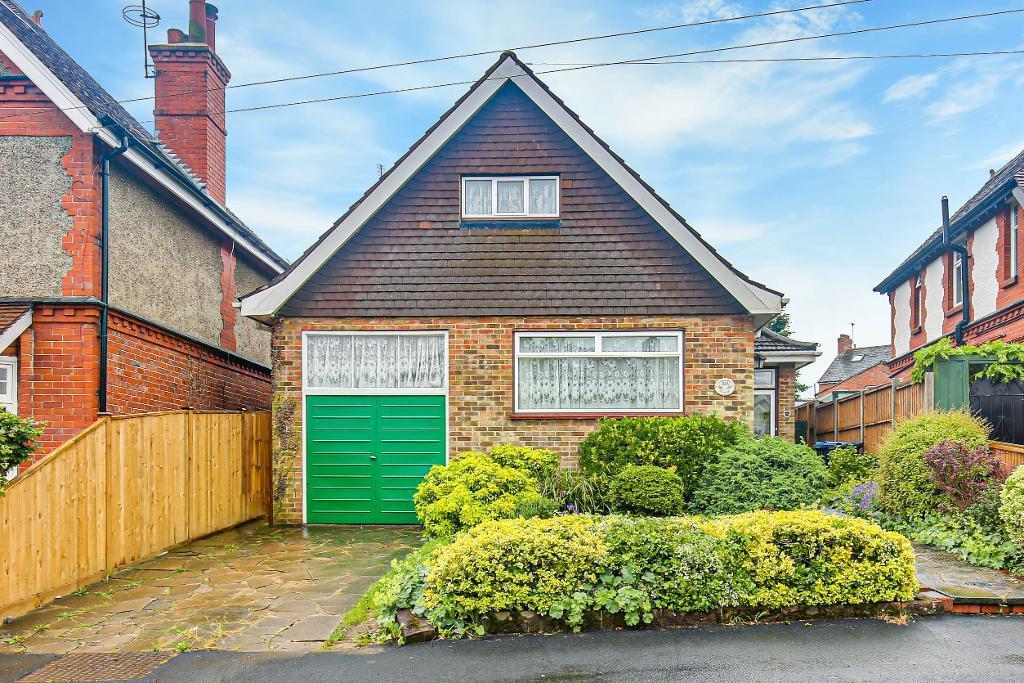 Farleigh Road, Warlingham, Surrey, CR6 9EA 3 bed detached house for