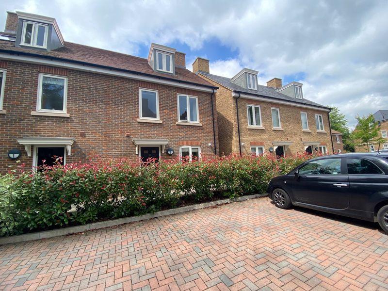 King William Close, Chichester 3 bed semidetached house £1,650 pcm