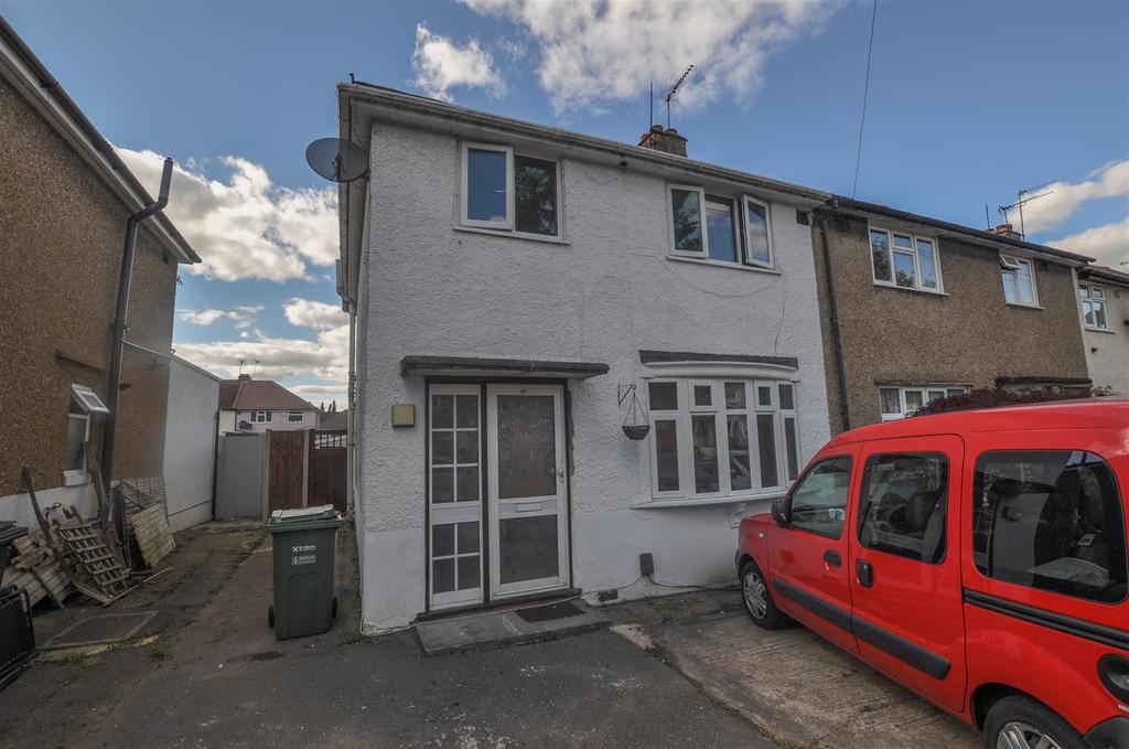 Harvey Road, London Colney 3 bed terraced house £1,395 pcm (£322 pw)