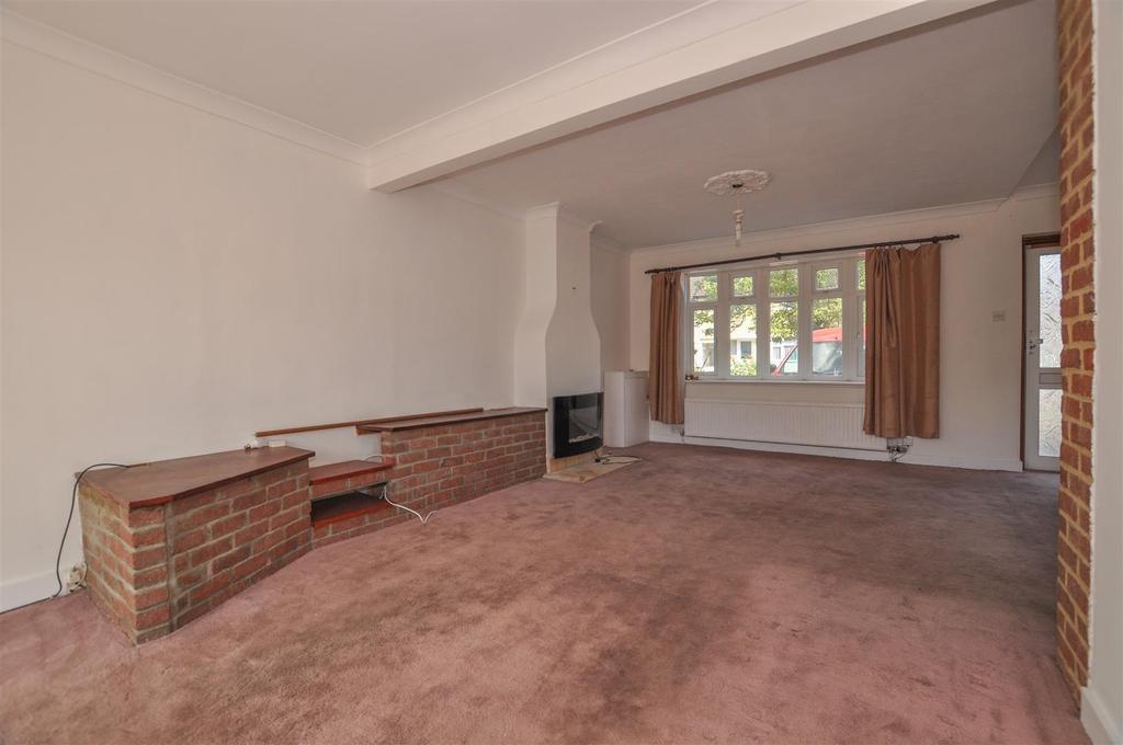 Harvey Road, London Colney 3 bed terraced house £1,395 pcm (£322 pw)