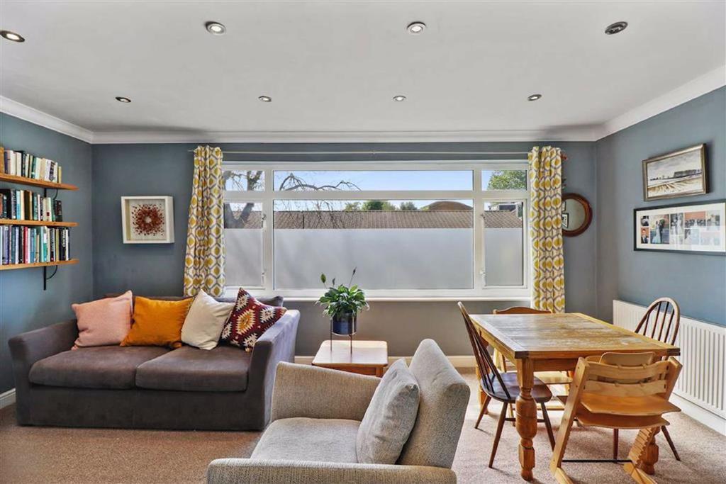 Chelsfield Gardens, Sydenham 2 bed £385,000