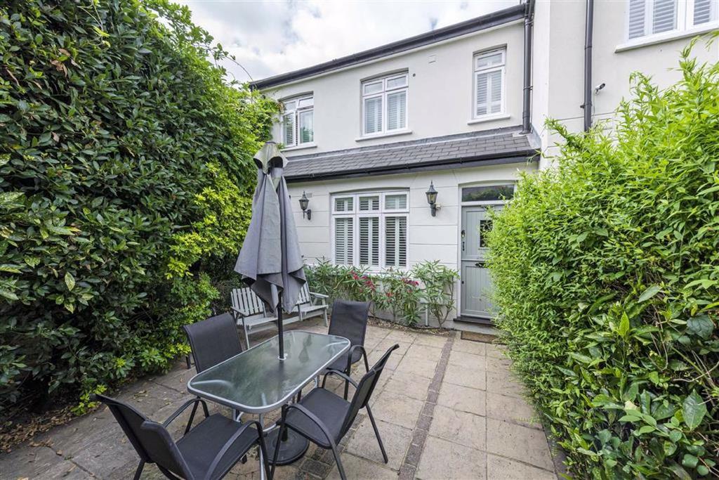 Quill Lane, Putney, SW15 2 bed end of terrace house £2,150 pcm (£496 pw)