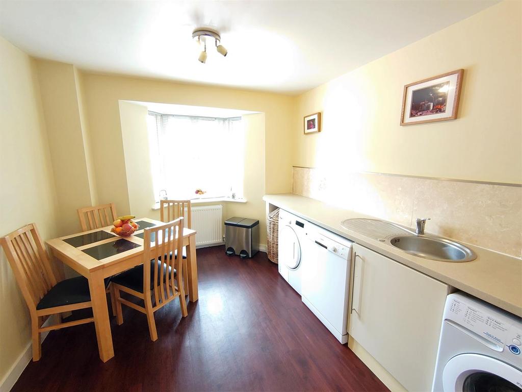 Kitchen 2.jpg
