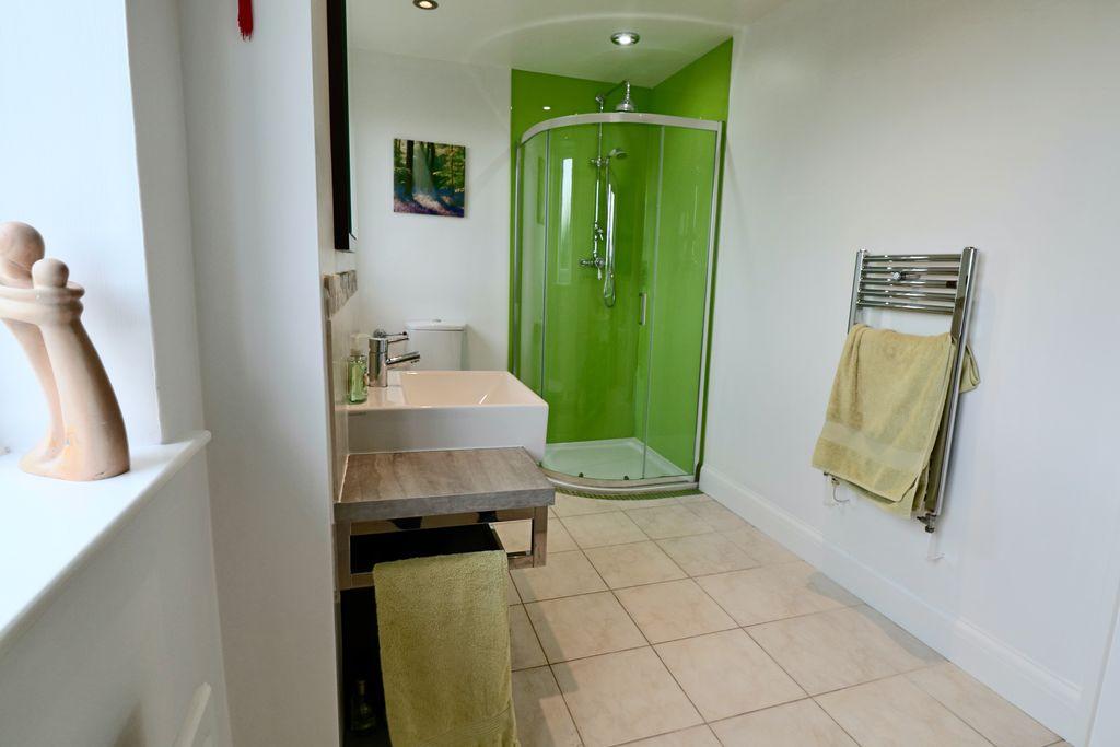 Ensuite to Bed 1