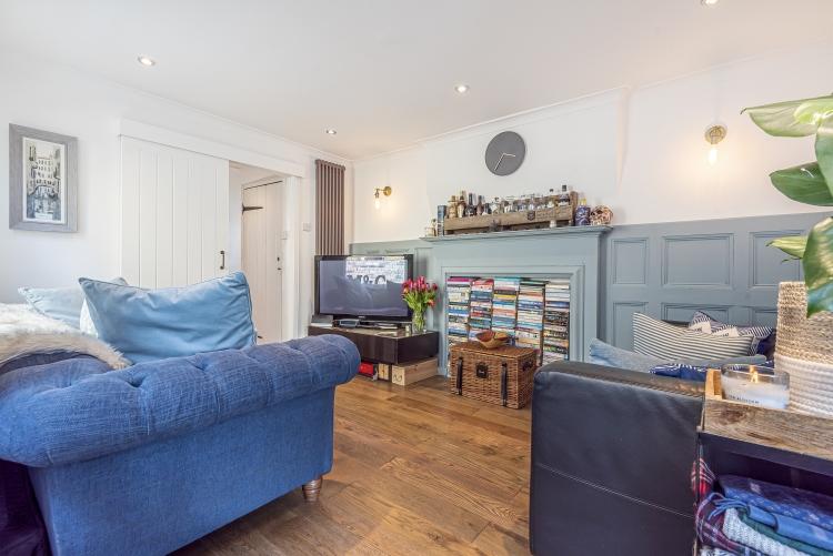 Russell Road Wimbledon SW19 2 bed apartment £1,850 pcm (£427 pw)