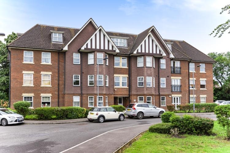 Boddington Gardens London W3 2 bed flat - £1,700 pcm (£392 pw)