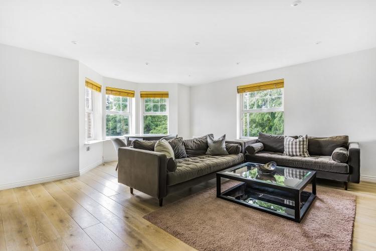 Boddington Gardens London W3 2 bed flat £1,700 pcm (£392 pw)