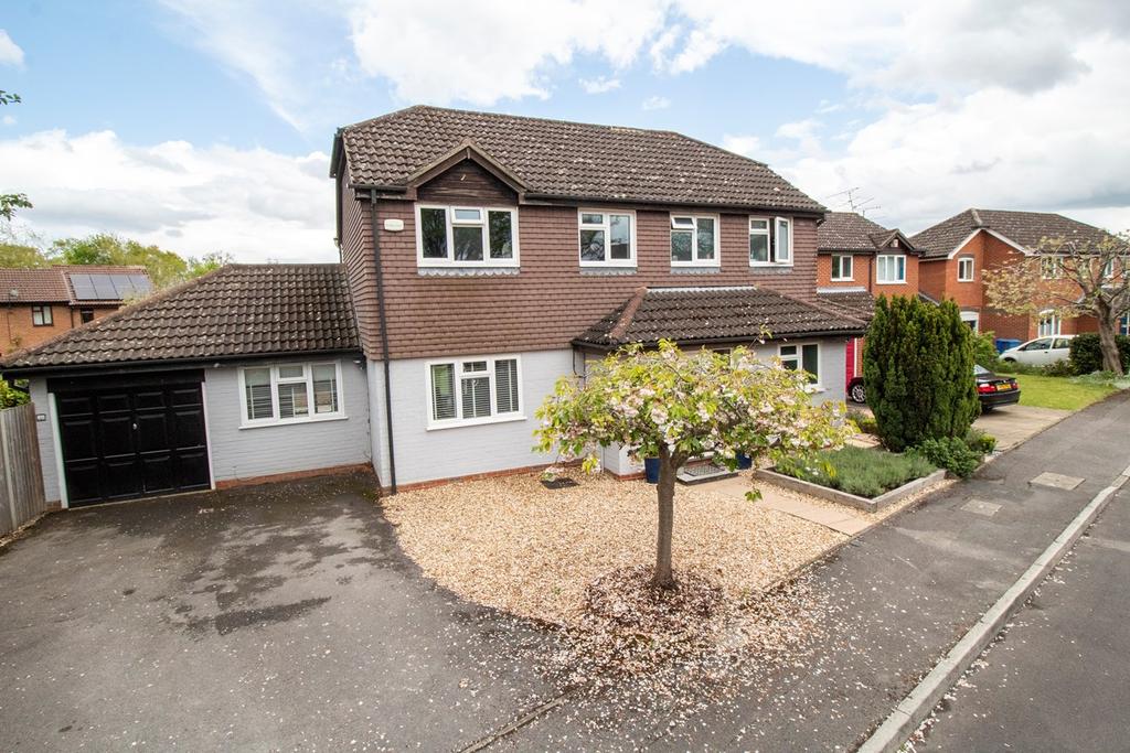 Friesian Close Fleet GU51 4 Bed Detached House 750 000