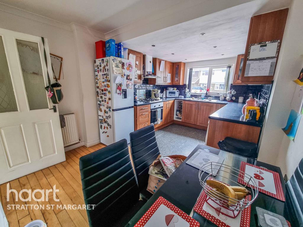 Sandgate, Swindon 4 bed end of terrace house £250,000