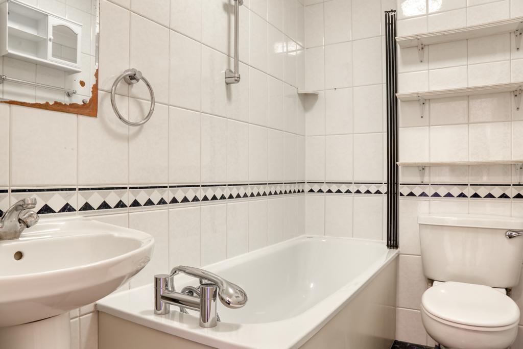 The Grove, Ealing, London, W5 5LG 1 bed flat £1,350 pcm (£312 pw)