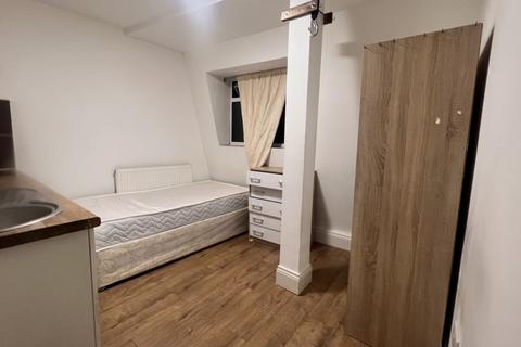 Studio to rent, High Road, Wembley, HA0