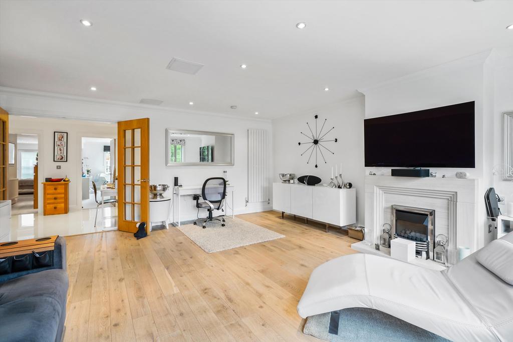 Whittets Ait, Jessamy Road, Weybridge, Surrey, KT13 2 bed flat £700,000
