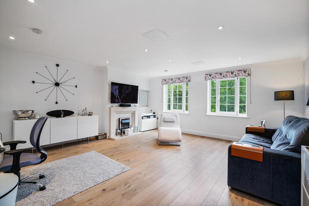 Whittets Ait, Jessamy Road, Weybridge, Surrey, KT13 2 bed flat £700,000