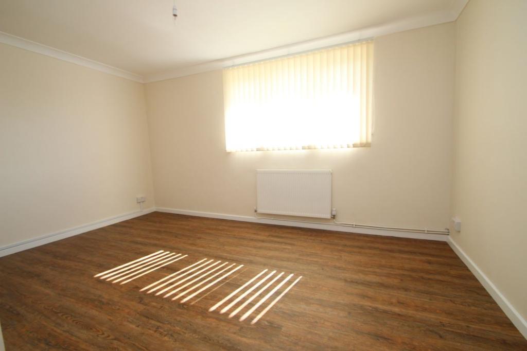 Victor Close, Hornchurch, RM12 2 bed flat £1,250 pcm (£288 pw)