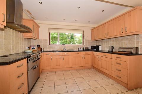 51 Hillside, Banstead, SM7 1HG