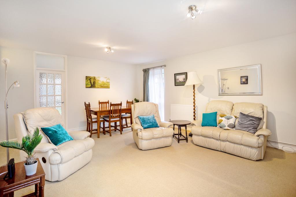 Living / Dining Room pic 2