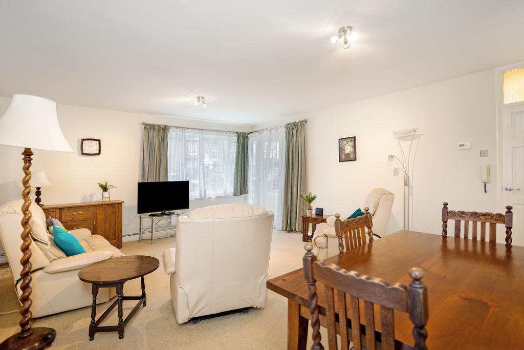 Living / Dining Room pic 1