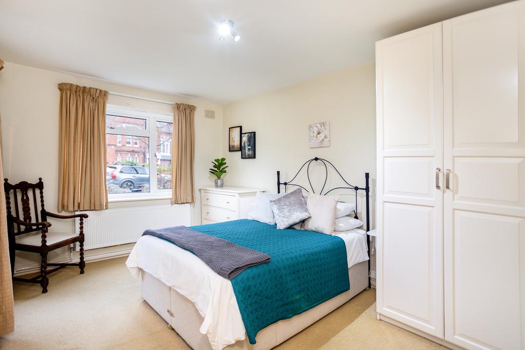 Bedroom 1 (pic 1)