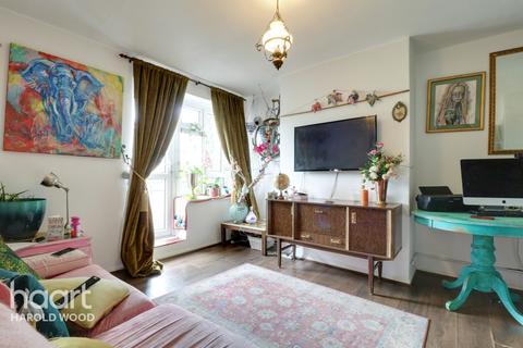 4, Pulborough House Kingsbridge Circus, Romford, RM3 8NA