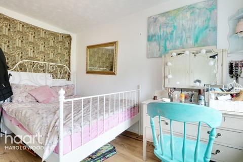 4, Pulborough House Kingsbridge Circus, Romford, RM3 8NA