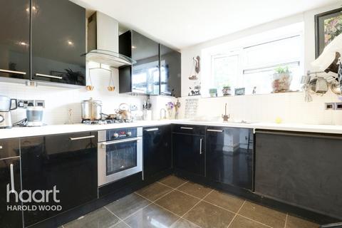 4, Pulborough House Kingsbridge Circus, Romford, RM3 8NA