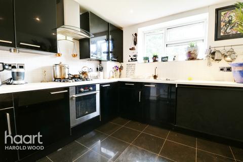 4, Pulborough House Kingsbridge Circus, Romford, RM3 8NA