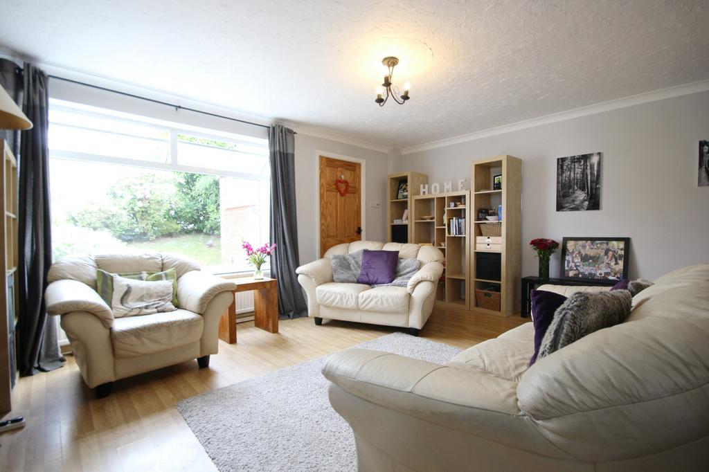 Leigh Way, Weaverham, Cheshire, CW8 3 bed semidetached house £225,000