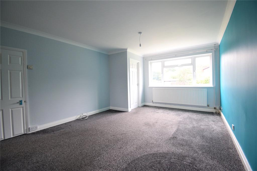 Pinewood Park, Farnborough, Hampshire, GU14 3 bed terraced house £1,400 pcm (£323 pw)