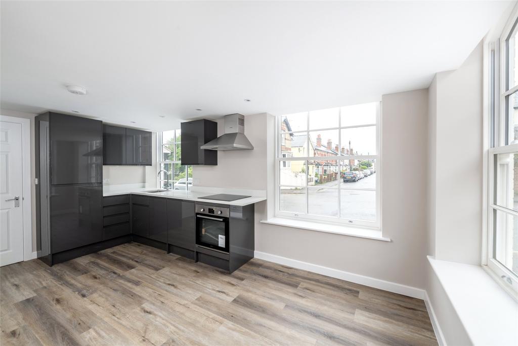 17A Ansell Road, Dorking, Surrey, RH4 1 bed flat for sale £225,000