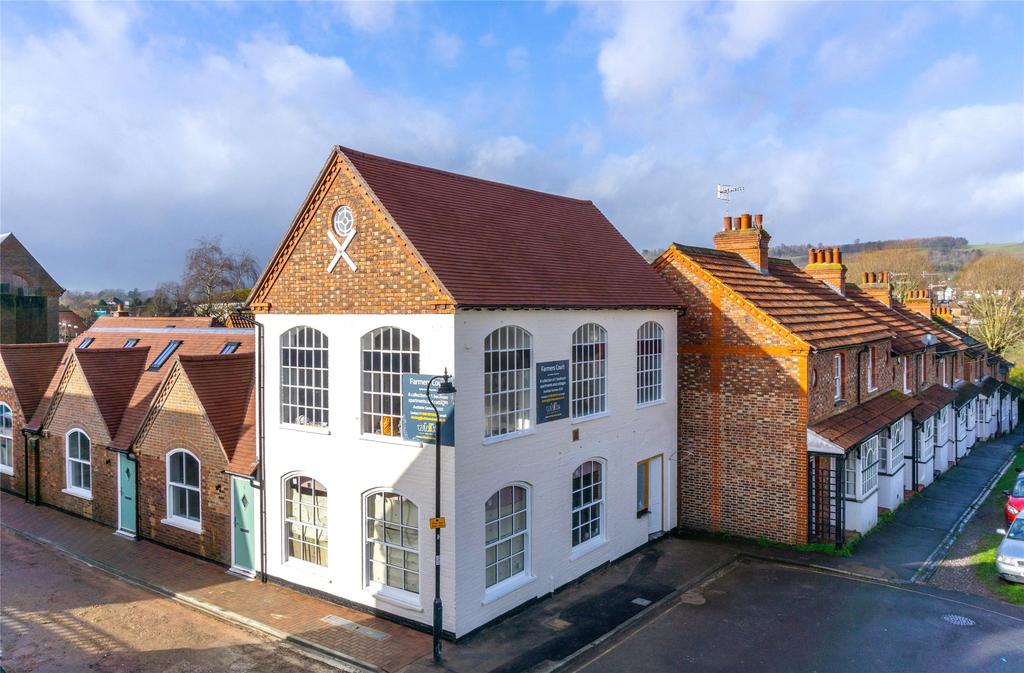 17a Ansell Road, Dorking, Surrey, RH4 1 bed flat £225,000